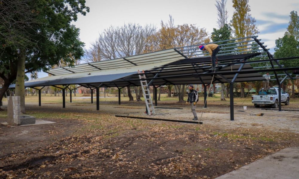 Continúan ampliando el espacio de la feria en Parque España