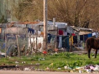 Pobreza en zonas clave: San Nicolás y La Plata, entre las más golpeadas