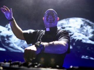 El �cura DJ� encendi� Plaza de Mayo: M�sica electr�nica, fe y homenaje a Francisco