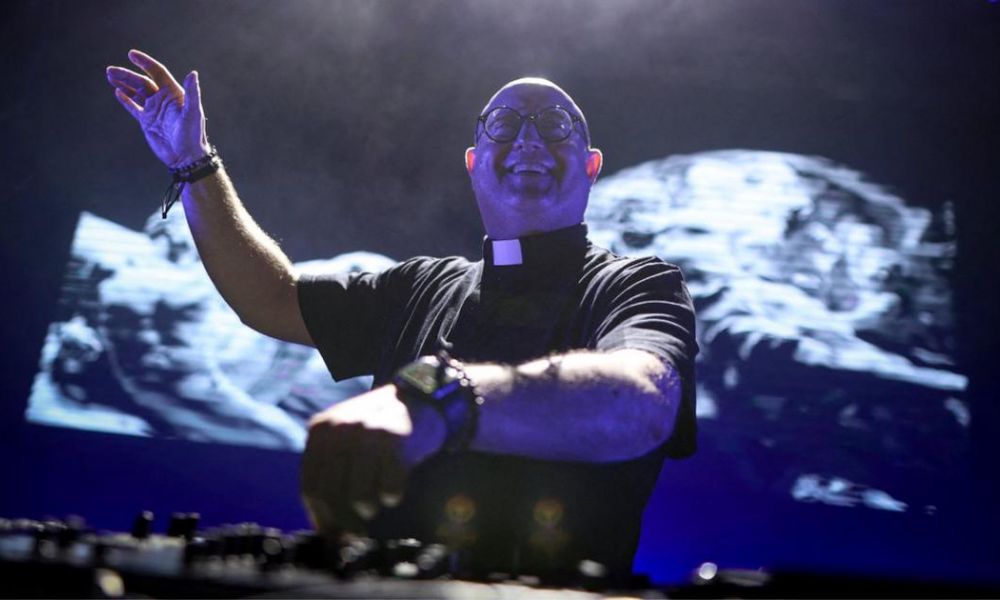 El «cura DJ» encendió Plaza de Mayo