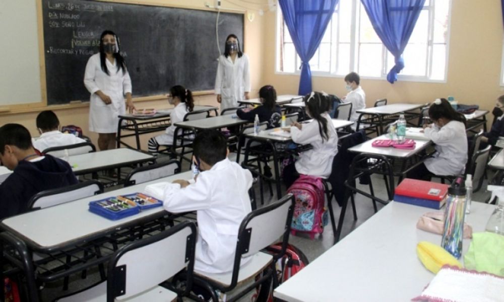 Propone una hora más de clase por día