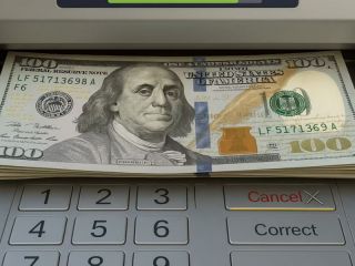El Banco Central autorizó el pago de sueldos en dólares
