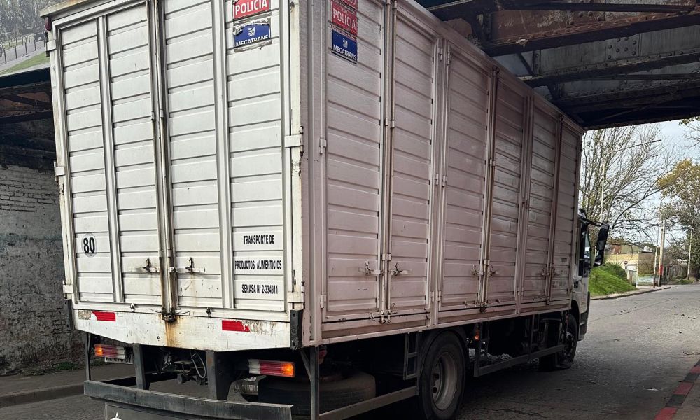Un camión embiste el puente en calle Pedro Torres