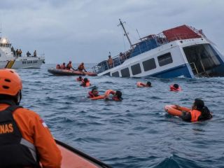 Naufragio en Indonesia: Seis muertos y 129 desaparecidos tras hundirse un barco en el mar de Java
