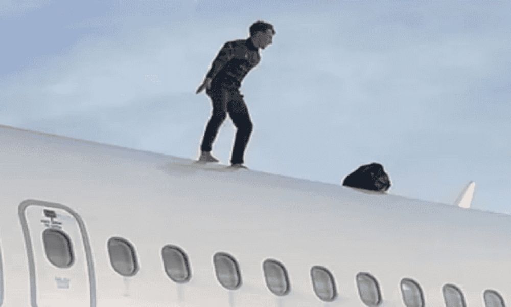 Un pasajero se subió al techo de un avión