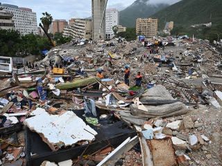 Venezuela: Ascienden a 4.490 los muertos por los terremotos y miles de personas siguen sin hogar