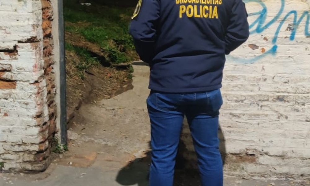 Estaba con arresto domiciliario y vendía drogas