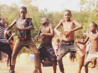 De las calles de Uganda a los celulares argentinos: Quiénes son los Masaka Kids y cuánto dinero generan