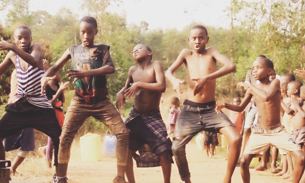 De las calles de Uganda a los celulares argentinos