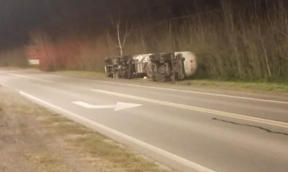 Volcó un camión con gas butano frente a La Rural