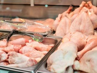 La sobreoferta desploma el precio del pollo: A $2.000 el kilo en supermercados