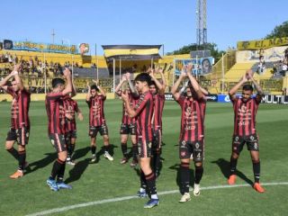 Douglas lo hizo otra vez: Victoria en Baha Blanca y pase firme a semifinales