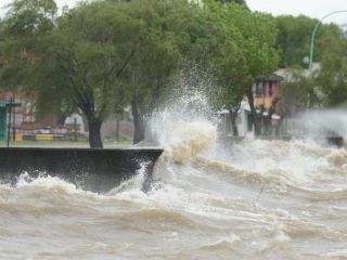 Alerta por lluvias y sudestada: Qué se espera en la provincia de Buenos Aires con la llegada de agosto