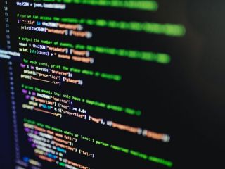 ¿La inteligencia artificial reemplaza a los programadores? La industria responde con más empleo y formación