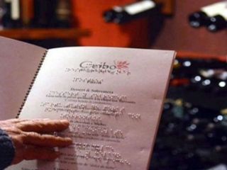 Baha Blanca: Restaurantes, bares y confiteras deben incorporar men en Braille