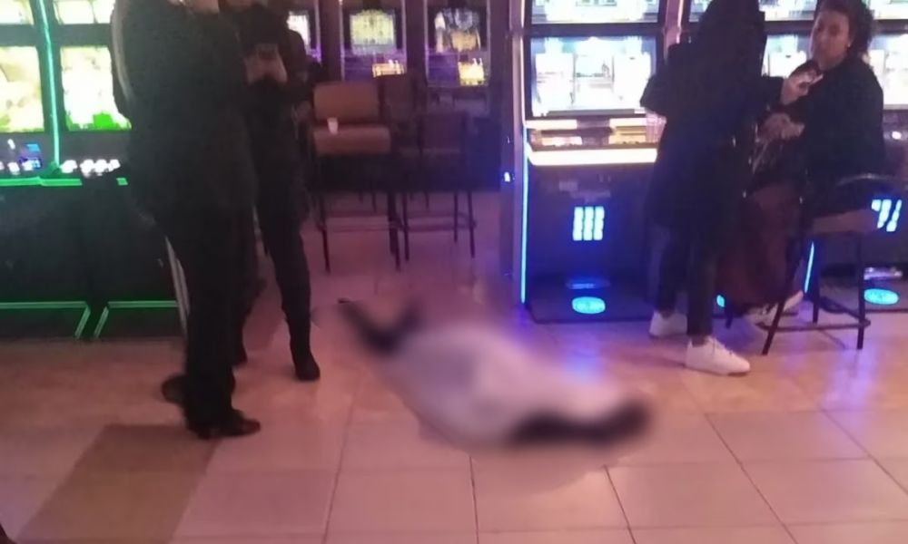 Murió en pleno bingo y nadie se detuvo