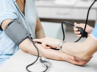 Diputados impulsan cobrar salud y universidades a extranjeros sin residencia permanente
