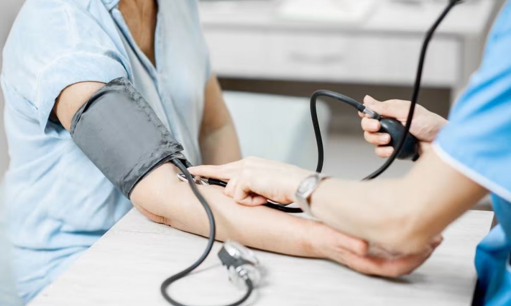 Impulsan cobrar salud y universidades a extranjeros