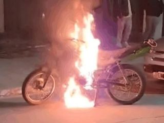 Prefirió quemarla: Incendió su moto antes de que se la lleve la Policía