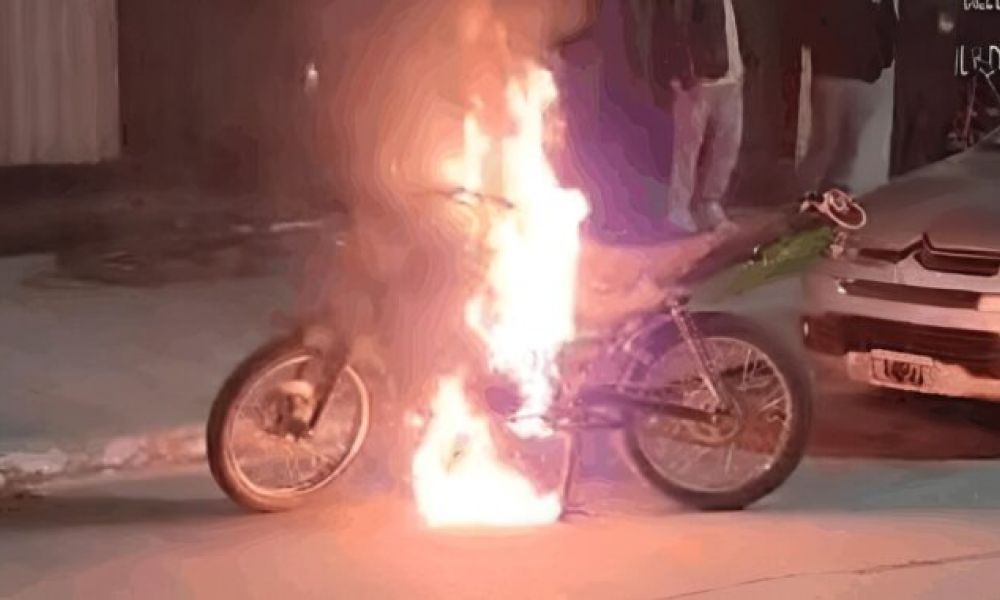 Incendió su moto antes de que se la lleve la Policía