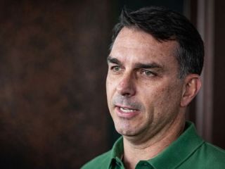 Flávio Bolsonaro no podrá salir del país y deberá entregar sus pasaportes