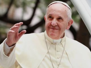 El Papa Francisco muestra una leve mejora, pero su estado sigue siendo reservado