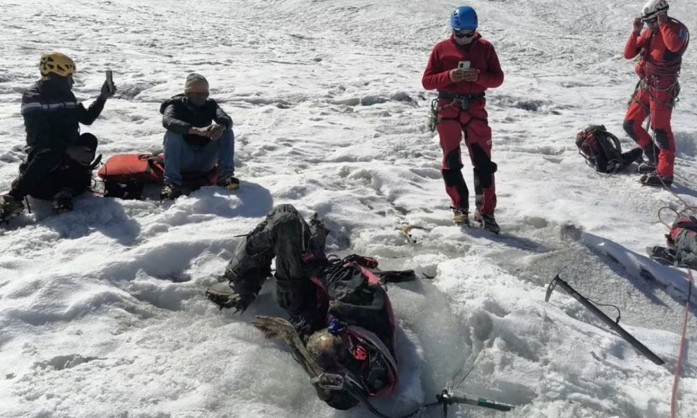 Hallan cuerpo de alpinista sepultado en el hielo