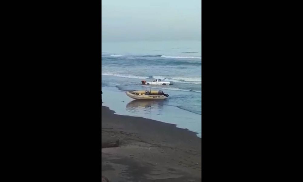 El mar se la tragó la camioneta