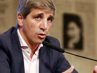 Caputo defendi� la intervenci�n cambiaria y asegur� que el d�lar podr�a estar en $1.300