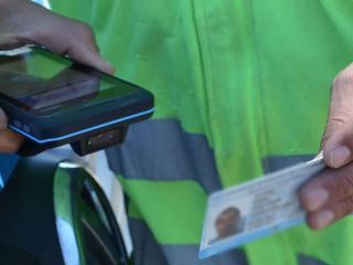 Conducía un camión y acumuló cinco infracciones en un solo control