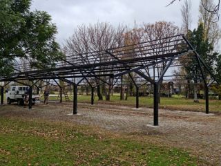 Pergamino: La estructura para la Feria en Parque Espaa ya va tomando forma
