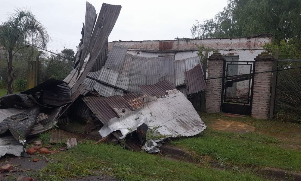 Voladuras de techos y caída de árboles en El Socorro