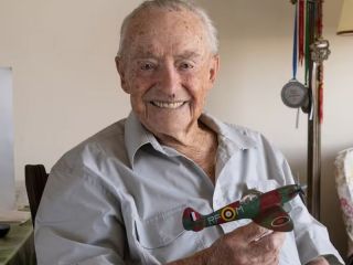 Adiós a Ronnie Scott, el piloto argentino que voló contra el nazismo y vivió 107 años de historia