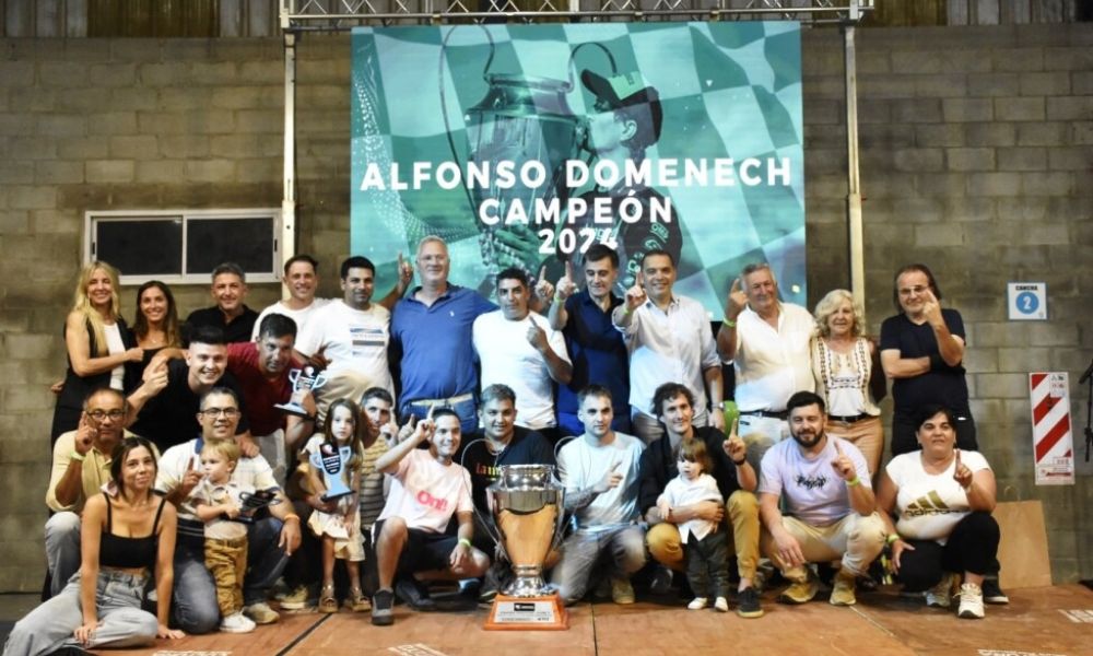 Alfonso Domenech celebró su título en el Turismo Nacional