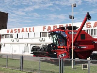 Vassalli en crisis: La histórica fábrica de cosechadoras paralizada y con salarios adeudados