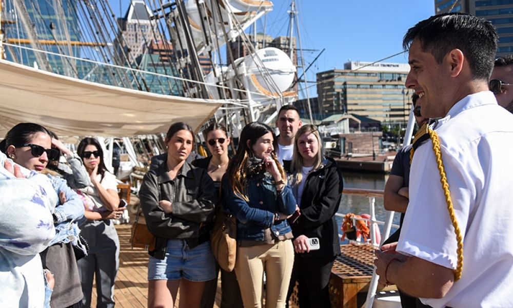 La fragata ARA Libertad zarpa de Baltimore hacia Barbados