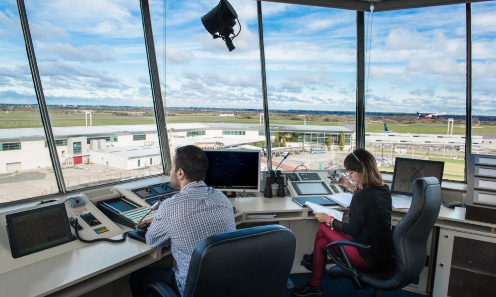 Los controladores aéreos levantan el paro del jueves