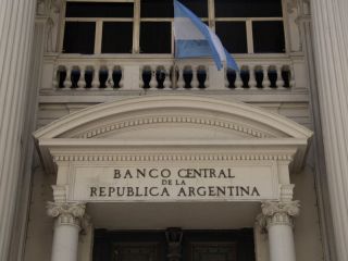 El Banco Central devala la moneda oficial en medio de la incertidumbre electoral