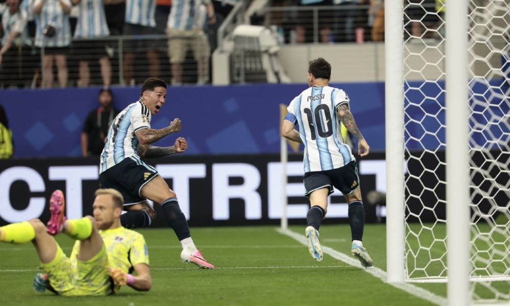 Messi hizo historia y Argentina avanza