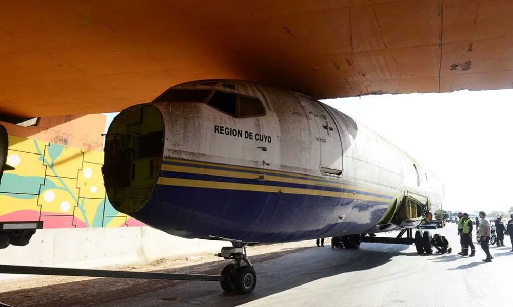 Sorprende un gran avión siendo transportado en las rutas