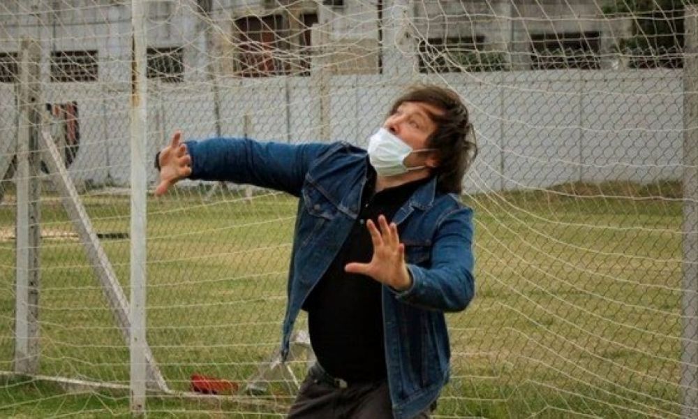 Javier Milei ataja un penal e imita a Néstor Kirchner