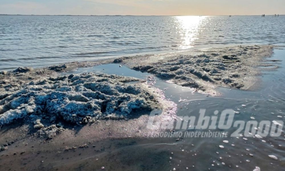 Las costas del Lago Epecuén cubiertas de sal