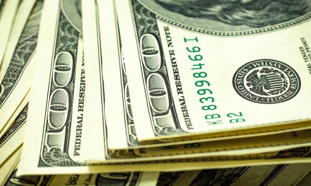 El mercado celebra y la divisa cierra a $1.385