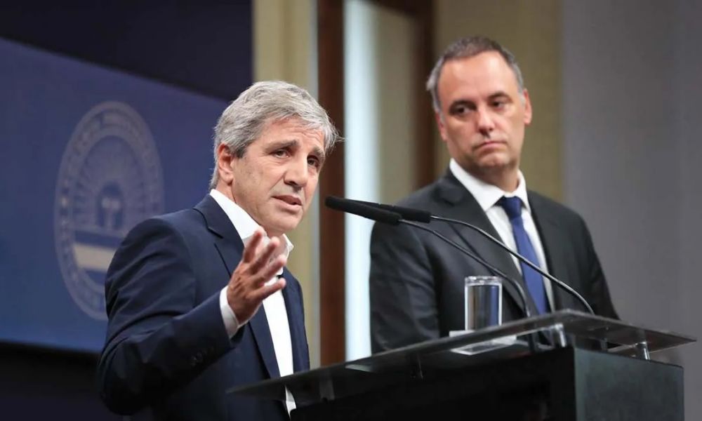 Luis Caputo y Manuel Adorni