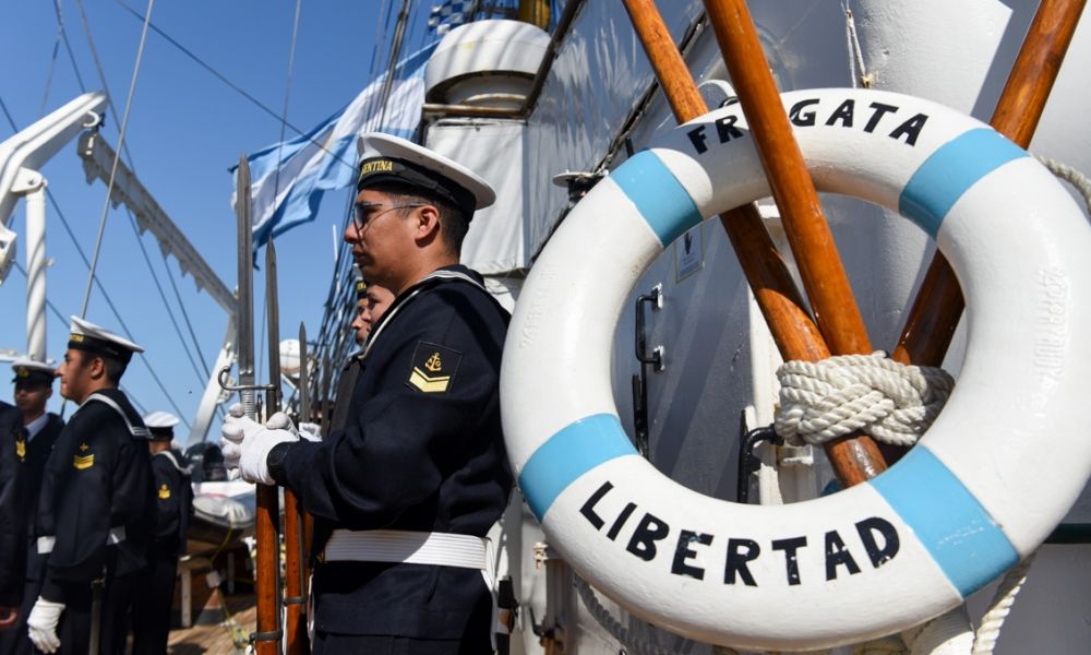 Montevideo da la bienvenida a la Fragata ARA Libertad