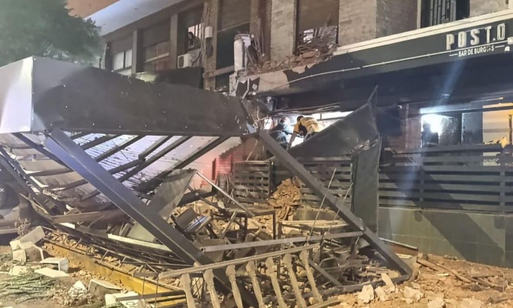 Cayó un techo sobre un bar repleto de jóvenes