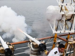 21 caonazos marcan la llegada de la Fragata ARA Libertad a Ro de Janeiro