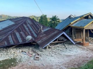 Terremoto de 7,7 en Indonesia: Al menos 38 muertos y una isla golpeada por derrumbes