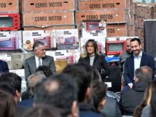Desde vehculos hasta juguetes: La Aduana don mercadera a municipios bonaerenses por ms de $220 millones