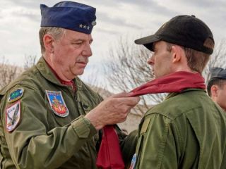 Surcando los cielos de la gloria: El primer vuelo solo y el legado de los hroes de Malvinas